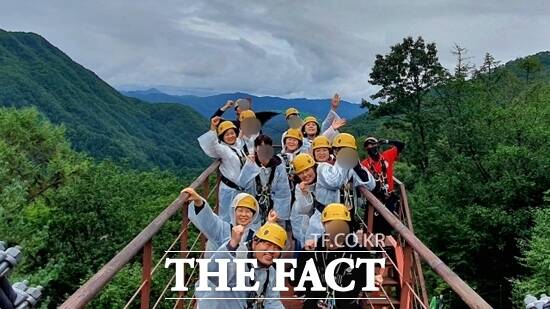 경기 남양주시가 지난 20~21일 진행한 자립준비청년과 멘토단이 함께하는 ‘WE PLAY 동행지기 한가족 가을캠프’에 참가한 청년들과 멘토 등이 짚라인 체험을 한 뒤 기념촬영을 하고 있다./남양주시