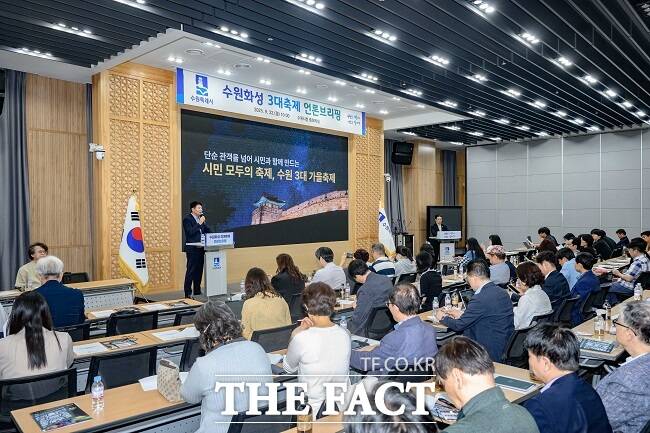 22일 곽도용 수원시 문화청년체육국장이 세계유산 수원화성 3대 가을축제 언론 브리핑을 갖고 있다. /수원시