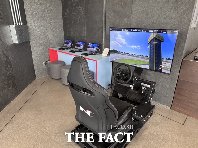 현대 모터스튜디오 서울 3층에 마련된 N 브랜드 체험 공간. 관람객은 레이싱 시뮬레이터와 게임을 통해 고성능차의 주행 감각을 직접 체험할 수 있다. /황지향 기자