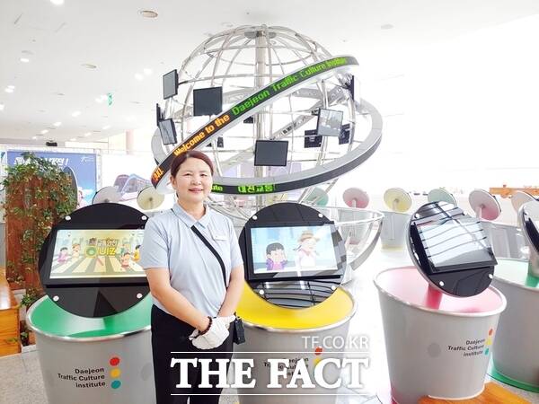 대전교통공사 교통문화연수원 소속직원 이정숙 씨가 시민 교통안전 인식 개선을 위한 현장안전교육으로 시민의 사랑을 받고 있다. /대전교통공사