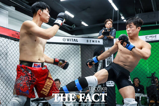 유도 국가대표 출신 김민규(29, 오른쪽)이 아마추어 종합격투기(MMA) 단체 KMMA에서 더블 챔피언에 등극하며 제2의 추성훈을 향한 가능성을 키우고 있다. /KMMA