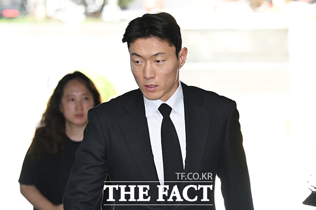 불법 촬영 혐의를 받는 전 국가대표 축구선수 황의조가 4일 오후 서울 서초구 서울중앙지방법원에서 열린 항소심 선고공판에 출석하고 있다. /장윤석 기자