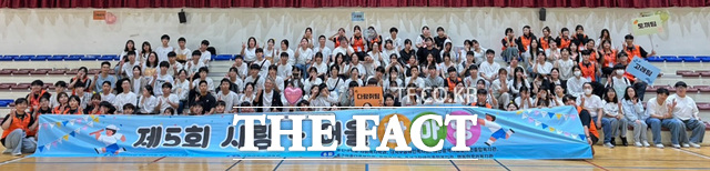 지난 20일 목원대 체육관에서 열린 제5회 사랑+어울한마당에 참석한 학생들이 기념촬영을 하고 있다. /목원대