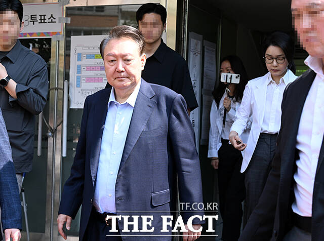 내란 사건을 수사하는 조은석 특별검사팀이 추가 기소한 사건 재판부에 윤석열 전 대통령이 불구속 상태로 재판을 받게 해달라며 보석을 신청했다. 윤 전 대통령이 지난 6월3일 서울 서초구 서초동 원명초등학교에 마련된 서초4동투표소에서 제21대 대통령선거 투표를 마친 뒤 투표소를 나서고 있다. /임영무 기자