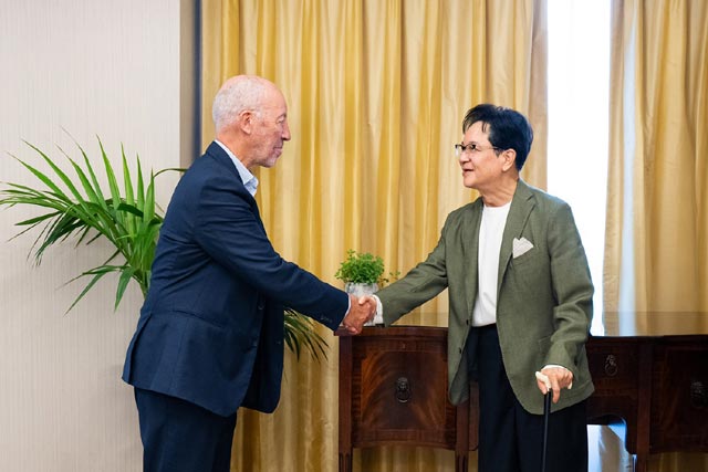 이재현(오른쪽) CJ그룹 회장이 영국 런던에서 스포츠 마케팅 전문가 마이클 페인 대표를 만나 악수를 나누고 있다. /CJ그룹