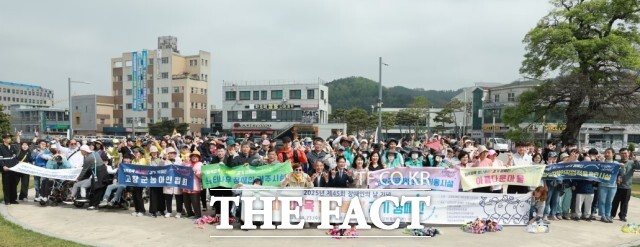 고창군의 싸목싸목 걷기 캠페인은 천변길을 따라 장애인과 비장애인이 함께 걸으며 소통과 힐링의 시간을 공유하는 기회를 만들었다. /고창군