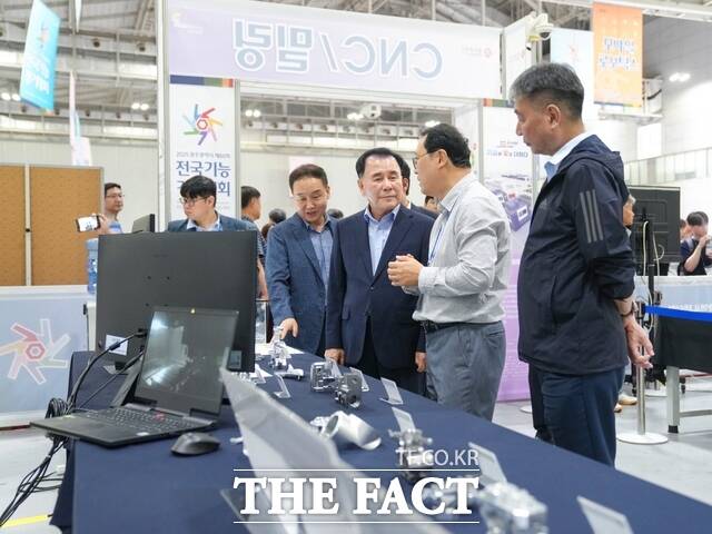 22일 김지철 충남교육감이 광주 김대중컨벤션센터에서 열리는 2025년 제60회 광주시 전국기능경기대회 경기장을 찾아 관계자의 설명을 듣고 있다. /충남교육청