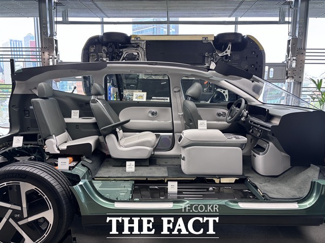 현대 모터스튜디오 서울 5층 HMS 클럽 라운지에 전시된 절개차. 평소 보기 어려운 배터리와 차량 내부 구조를 직접 확인할 수 있다. /황지향 기자