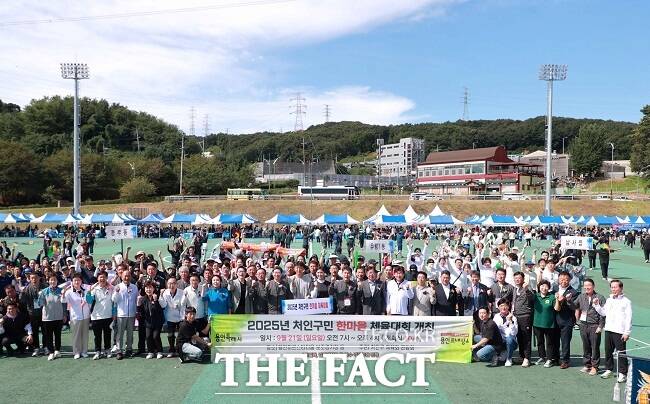 이상일 용인시장이 용인미르스타디움 보조경기장에서 21일 열린 처인구민 한마음체육대회 참가자들과 기념사진을 촬영하고 있다. /용인시