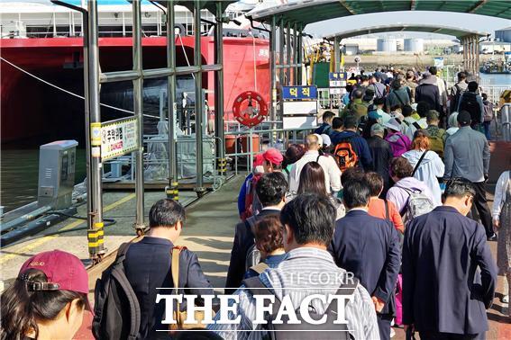 연안부두에서 배령도 입도를 위해 관광객들이 길게 줄서있다./인천시