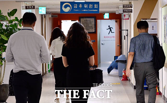정부가 금융위원회 등 금융정책 부문에 대한 정부 조직개편안을 확정한 가운데 8일 오전 서울 종로구 정부서울청사 금융위원회 직원들이 분주히 움직이고 있다. /임영무 기자