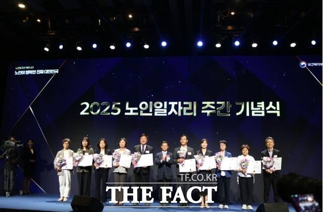인천시는 22일 보건복지부가 올해 실시한 2025년 노인일자리 및 사회활동 지원사업 종합평가에서 전국 17개 시·도 중 최고의 영예인 대상을 수상했다/인천시