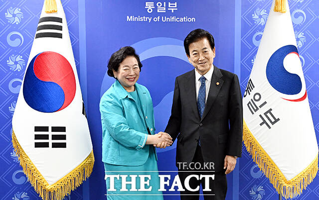 정동영 통일부 장관은 22일 현정은 현대그룹 회장을 만나 북한 원산갈마해안관광지구와 금강산 관광이 연계될 수 있도록 노력하자고 밝혔다. 현대 측은 남북 관광 재개를 위한 조치를 준비한 상황이라고 설명했다. /임영무 기자