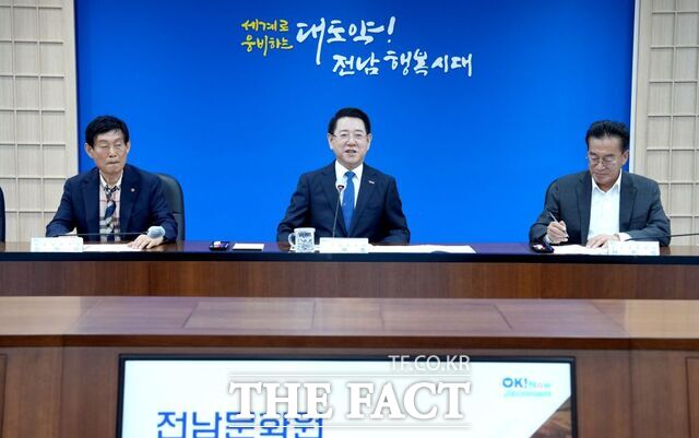 김영록 전남도지사가 22일 전남문화원연합회 간담회를 갖고 있다./전남도