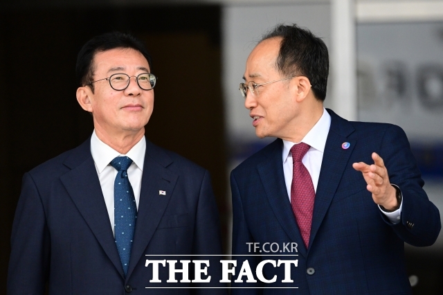 내란 사건을 수사하는 수사 중인 조은석 특별검사팀이 22일 홍철호 전 대통령실 정무수석을 피의자 신분으로 출석시켜 조사 중이다. 사진은 홍 전 수석과 추경호 전 원내대표. /남윤호 기자