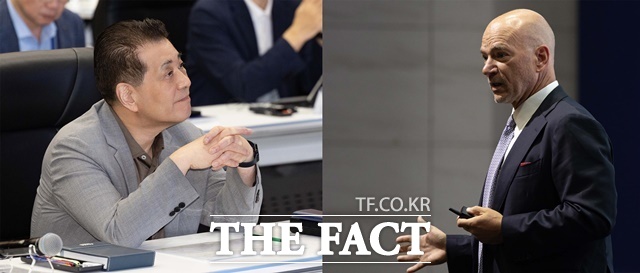 장인화 포스코그룹 회장이 22일 포스코 송도 글로벌R&D센터에서 열린 2025 포스코 포럼에서 기조강연자인 앤드류 맥아피 MIT 경영대학원 교수와 대화를 나누고 있다. /포스코