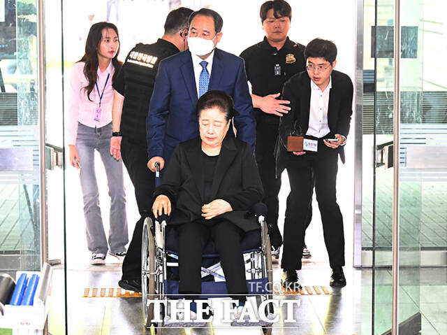 건진법사·통일교 청탁 의혹을 받는 한학자 통일교 총재가 22일 오후 서울 서초구 서울중앙지방법원에 도착해 휠체어를 탄 채 구속영장실질심사에 출석하고 있다.