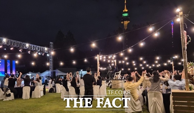 대구시 주최로 20일 두류공원에서 열린 미혼남녀 만남 행사에서 참가자들이 손을 맞잡고 소통의 시간을 갖고 있다. /대구시