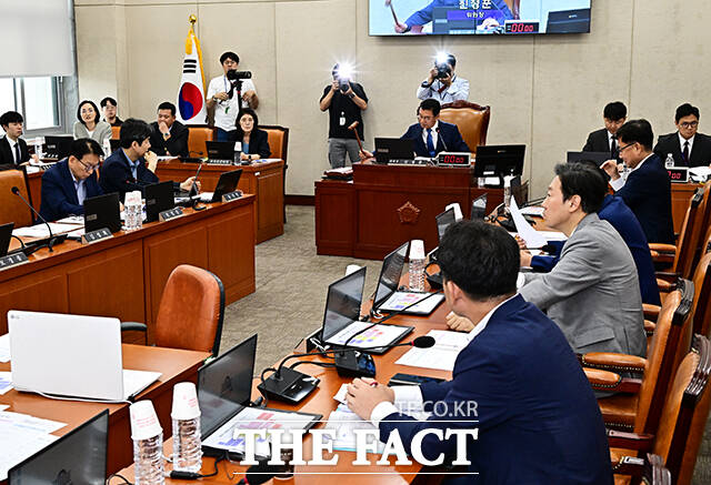 국회 행정안전위원회가 22일 검찰청 폐지를 핵심 내용으로 하는 정부조직법 개정안을 더불어민주당 주도로 전체회의에서 의결했다. /배정한 기자