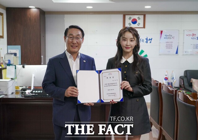 배우 정유미(오른쪽) 씨가 2025 홍성글로벌바비큐페스티벌 홍보대사 위촉된 가운데 이용록 군수와 기념촬영을 하고 있다. /홍성군