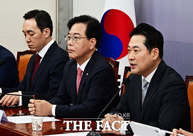 국민의힘은 정부조직법을 넘어 비쟁점 법안까지 겨냥해 필리버스터 카드를 만지작거리고 있다. 오른쪽부터 장동혁 국민의힘 대표, 송언석 원내대표, 김민수 최고위원. /배정한 기자