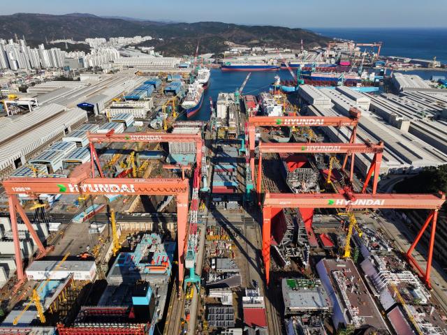 도널드 트럼프 미국 대통령과 시진핑 중국 국가주석이 다음 달 말 경북 경주에서 열리는 2025 APEC 정상회의에서 만날 예정인 가운데 트럼프 대통령이 행사 기간 경주와 가까운 울산 소재 HD현대중공업 사업장을 방문할 것이라는 관측이 나온다. HD현대중공업 울산 야드 전경. /HD현대