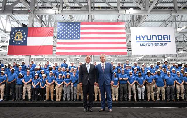 최근 미국 조지아주에서 현대차·LG에너지솔루션 합작법인 한국인 노동자 구금 사태 이후 조지아 주지사가 한국 방문을 추진 중이라는 현지 보도가 나왔다. 사진은 정의선 현대차그룹 회장(왼쪽)과 브라이언 켐프 미국 조지아 주지사가 지난 3월 현대차그룹 메타플랜트 아메리카(HMGMA) 준공식에서 기념사진을 촬영하고 있는 모습. /현대차그룹