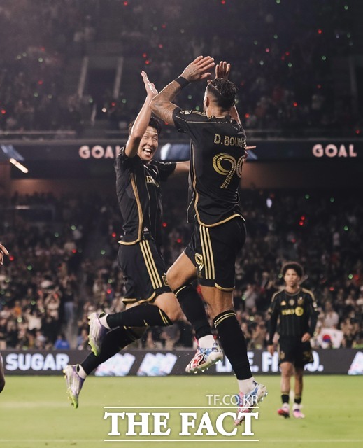 LAFC의 손흥민(왼쪽)과 드니 부앙가(오른쪽)가 22일 솔트레이크와 2025 MLS 홈 경기 전반 추가시간 합작골을 기록한 후 기쁨의 하이파이브를 하고 있다./LAFC
