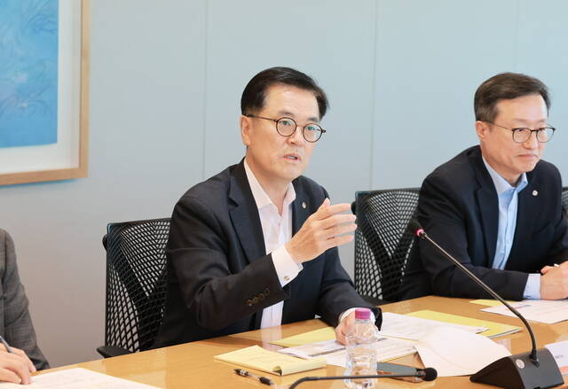 이경근 한화생명 대표이사(왼쪽)가 고객신뢰혁신 TF 출범 킥 오프 미팅에서 발언하고 있다. /한화생명