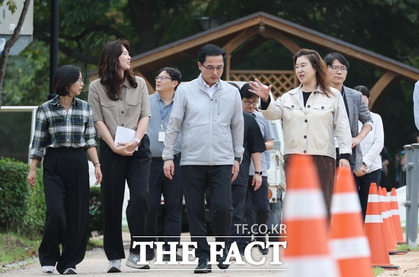 박희조 동구청장이 판암근린공원 내 어린이 놀이시설을 점검하고 있다./대전 동구