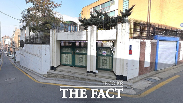 윤석열 정부가 세수 확보를 위해 매각을 무리하게 서두르면서 지난해 낙찰가가 감정가를 밑도는 국유재산 헐값 매각을 다수 진행한 것으로 밝혀졌다. 사진 속 국유 부동산인 서울 강남구 논현동 72-10 건물(278.9㎡)과 토지(463.4㎡)는 합쳐서 120억원에 낙찰됐다. 감정평가액이 183억5000만원이었던 점을 고려하면 낙찰가는 65.4% 수준이다. /네이버 지도 캡처