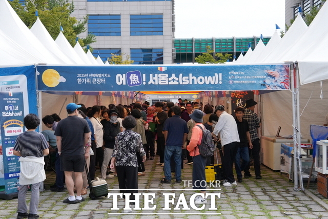 19~20일 전북도청에서 한가위 큰장터 어서욥쇼가 열려 소비자들의 발길이 이어졌다. /한국농어촌공사 전북본부