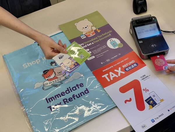 편의점 업계가 늘어나는 외국인 관광객 수요를 잡기 위해 결제 편의성을 높이는 등 맞춤형 전략을 펼치고 있다. 사진은 편의점 CU에서 외국인 고객이 부가세 환급을 받는 모습. /CU