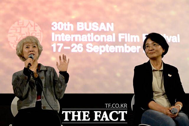 제30회 부산국제영화제에 와이드 앵글 다큐멘터리 쇼케이스 부문에 초청된 빨간나라를 보았니의 홍영아 감독이 지난 19일 관객과의 대화에서 답변하고 있다. 오른쪽은 임미애 더불어민주당 국회의원. /사려니필름
