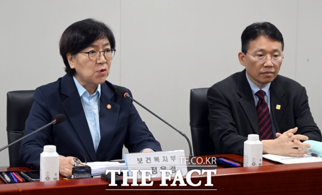 지난 22일 정은경 보건복지부 장관은 지역의료와 공공의료를 강화하기 위해 지역의사제를 조속히 시행하겠다고 밝혔다.사진은 지난 17일 정 장관이 서울 중구 세종대로 아동권리보장원에서 열린 제1차 입양정책위원회 회의를 주재한 모습./ 임영무 기자