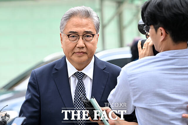 박진 전 외교부 장관이 4일 오후 서울 종로구 KT 광화문 빌딩 웨스트에 마련된 김건희 여사 관련 의혹을 수사 중인 민중기 특별검사팀 사무실로 출석하고 있다. /서예원 기자