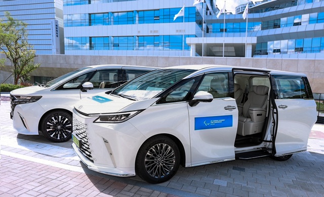 한국토요타자동차는 오는 24일부터 27일까지 서울에서 열리는 2025 서울 IPC(국제패럴림픽위원회) 정기총회에 렉서스와 토요타 차량을 공식 의전차량으로 지원한다고 22일 밝혔다. 2025 서울 IPC 정기총회 의전 차량으로 활용될 토요타 알파드(왼쪽)와 렉서스 LM(오른쪽). /한국토요타자동차