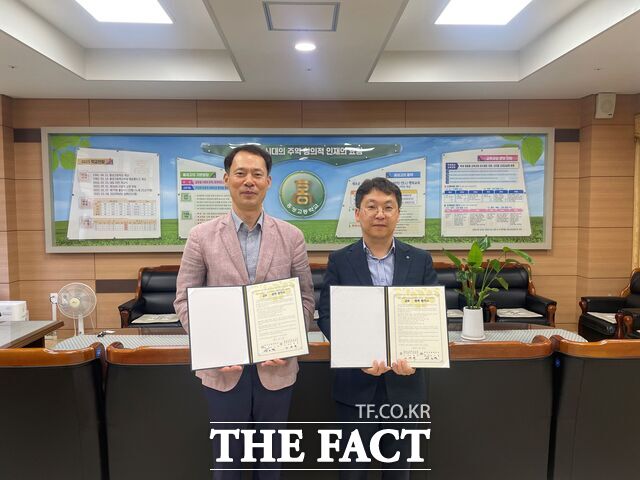 18일 충남도립대와 홍성고부설방송통신고교가 지역 교육 발전과 상생 협력을 위한 업무협약을 체결하고 있다. /충남도립대