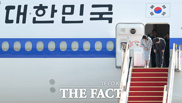 이재명 대통령과 김혜경 여사가 미국 뉴욕에서 열리는 제80회 유엔총회 참석을 위해 22일 오전 경기도 성남시 서울공항을 통해 출국하고 있다. /서울공항=장윤석 기자