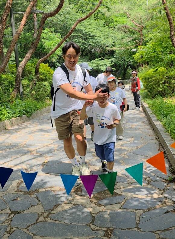 관악으뜸아빠육아단이 관악산 나들이 미션을 수행하고 있다. /관악구