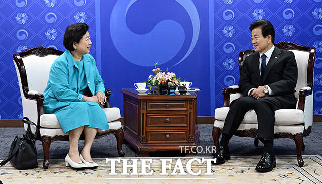 정동영 통일부 장관(오른쪽)이 22일 오후 서울 종로구 정부서울청사에서 현정은 현대그룹 회장과 면담을 갖고 있다. /임영무 기자