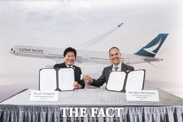 23일 업계에 따르면 국내 정유4사는 정유부문의 막대한 적자와 석유화학 부문의 불황이라는 위기 속에서도, SAF 시장에서 앞서나가기 위해 SAF 사업을 추진하고 있다. 이영철 SK에너지 마케팅본부장(왼쪽)과 알렉스 맥고완 캐세이퍼시픽항공 운영 및 서비스 제공 최고 책임자(오른쪽)가 3월10일 홍콩 캐세이퍼시픽항공 본사에서 SAF 공급 계약을 체결하고 있다. /SK에너지