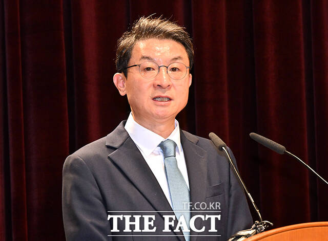 이억원 금융위원장이 취임 나흘 만인 지난 19일 금융위원회 1급 간부 4명에게 일괄 사표를 요구했다. 사진은 이 위원장이 15일 정부서울청사 별관에서 열린 취임식에 참석해 취임사를 하고 있다. /임영무 기자