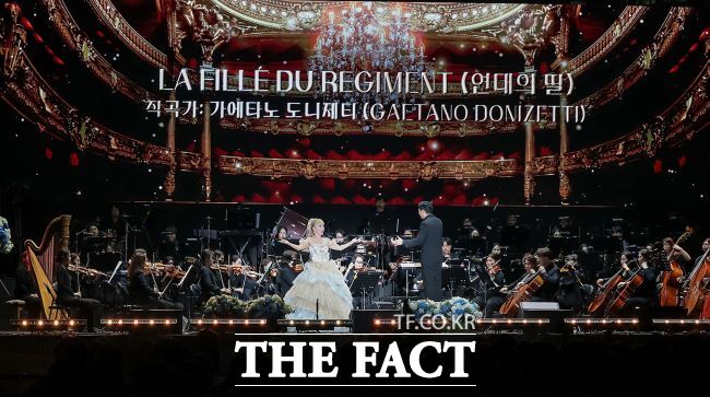 ‘시흥아트센터 프리뷰 페스타’ 개막식에서 세계적 소프라노 조수미 씨가 열창하고 있다./시흥시