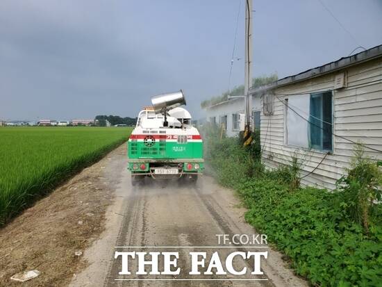 경기 김포시 한 소독방제차량이 지역 내 농가를 돌며 가축 방역 작업을 하고 있다./김포시