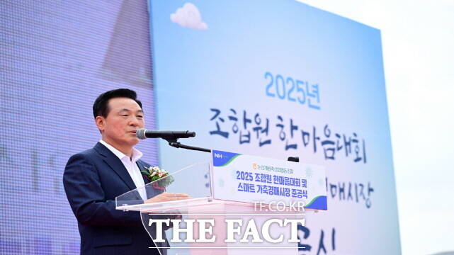 백성현 논산시장이 스마트 가축경매시장 준공식에서 축사를 하고 있다. /논산시