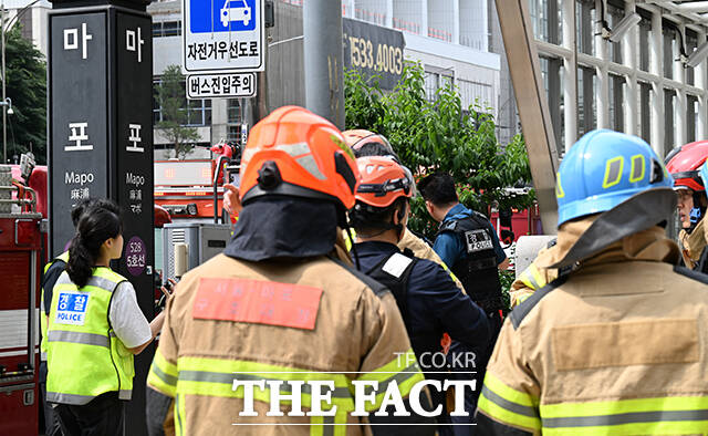 서울시는 22일 오후 2시, 영등포구 5호선 여의나루역 일대에서 2025년 재난대응 안전한국훈련을 실시했다. 사진은 지난 5월 31일 오전 서울 5호선 여의나루역-마포역 사이 지하철에서 방화로 추정되는 화재가 발생한 가운데 소방관들이 상황을 살펴보고 있다. /장윤석 기자