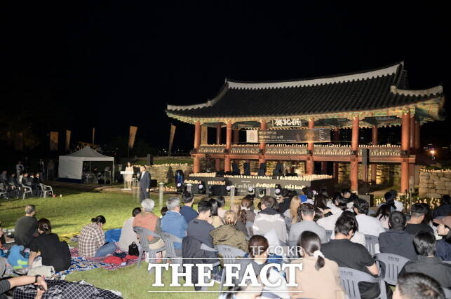 공주시가 20일 공산성 공북로 일대에서 왕도심 선포식 캔들라이트 공연을 펼치고 있다./공주시