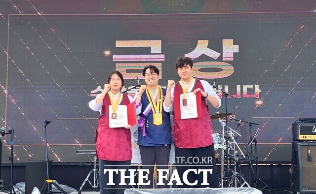 20일 배재대 외식조리학과 학생들이 수원 화성행궁에서 열린 2025 K-FOOD 한국음식 맛 체험 박람회에서 금상을 수상하고 있다. /배재대