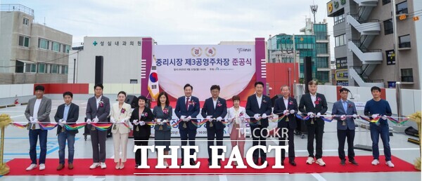 최충규 대덕구청장(사진 왼쪽 여덟 번째)과 관계자들이 22일 ‘중리시장 제3공영주차장 준공식’에서 테이프커팅을 하고 있다./대덕구